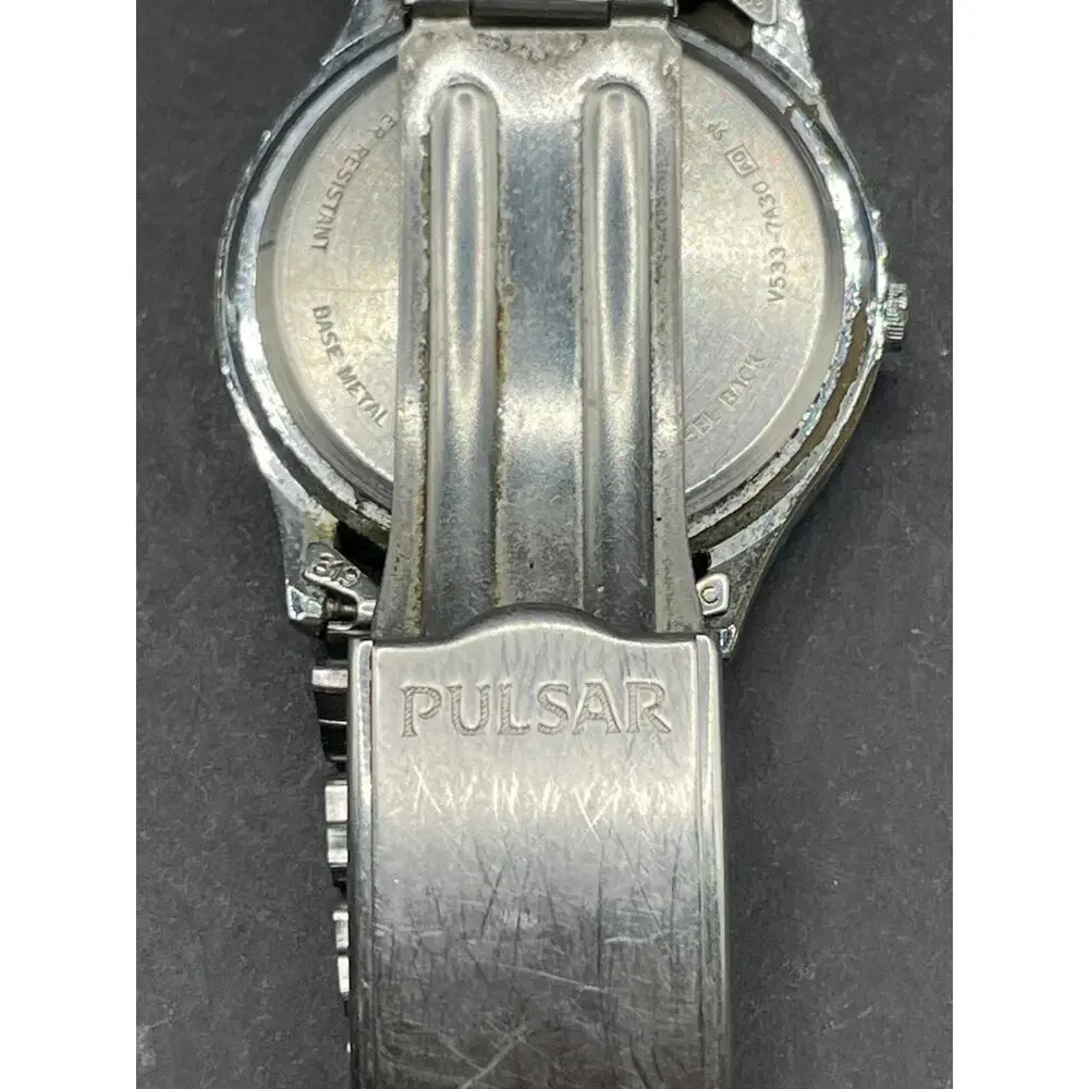 Vtg Pulsar Watch Men 34mm Silver Tone White Dial DayDate Round V533-7A30 33.4MM